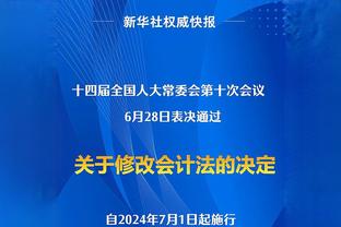 不冷！光膀子的“精忠报国”大爷来到现场，为国足加油助威